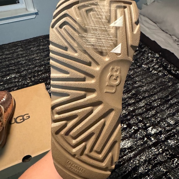 NEW CUSTOM UGGS ROSEGOLD SIZE 5! - Picture 5 of 5